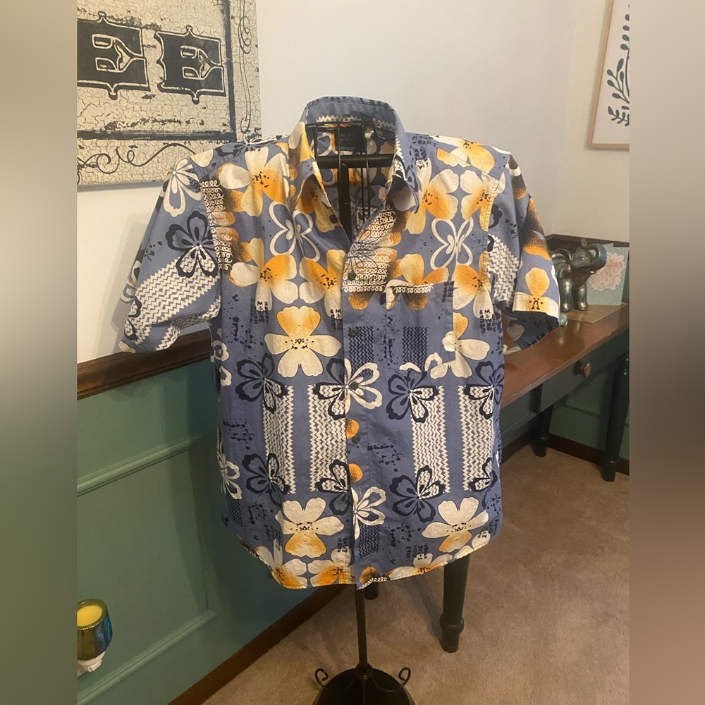 Authentic Hawaiian button up shirt XL. Short sleeve w/ blue & yellow, multicolor